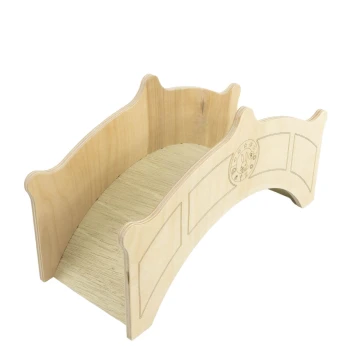Holzbrücke für Haustiere mit geschwungenem Design, mit einem geschnitzten Hasenlogo und dekorativen Kanten, ideal für kleine Tiere.