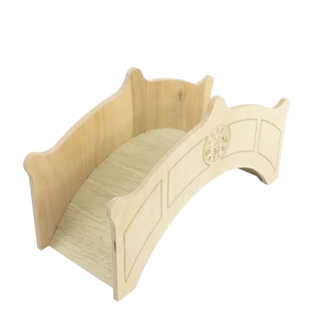 Holzbrücke für Haustiere mit geschwungenem Design, mit einem geschnitzten Hasenlogo und dekorativen Kanten, ideal für kleine Tiere.