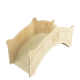 Holzbrücke für Haustiere mit geschwungenem Design, mit einem geschnitzten Hasenlogo und dekorativen Kanten, ideal für kleine Tiere.