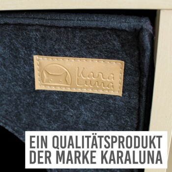 Schwarzes Filz-Haustierprodukt mit einem hellbraunen Lederetikett, das ein Katzenlogo zeigt, beschriftet mit "Karaluna" und dem Text "Ein Qualitätsprodukt der Marke Karaluna."