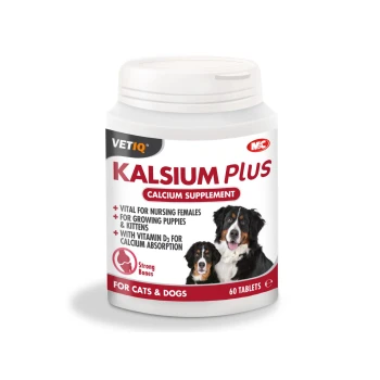 Bottle of VETIQ Kalsium Plus calcium supplement for cats and dogs, featuring images of a dog and a puppy, with text highlighting benefits.
