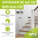 Ein weißes Sicherheitstor an einer Treppe, das die Qualität, Sicherheit, den Kundenservice und die Kaufunterstützung von Bomi hervorhebt.