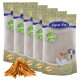 Fünf Tüten Lyra Pet Natur-Haustierfutter, mit einem Logo und Bildern eines Hundes, einer Katze und eines kleinen Tieres, mit getrockneten Fleischstücken davor.