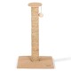 Griffoir pour chat en sisal naturel avec un dessus rond et un jouet pom-pom suspendu, monté sur une base carrée.