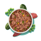 Schüssel mit Tierfutter, das aus gehacktem Fleisch, grünen Erbsen und orangefarbenen Karottenstücken besteht, umgeben von frischen Spinatblättern und rohem Fleisch.