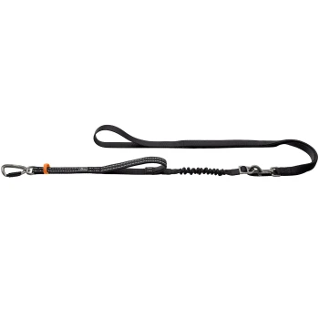 Schwarze Nylon-Hundeleine mit Handschlaufe, Bungee-Stoßdämpferabschnitt, Metallclip und Karabiner, mit reflektierender Naht und orangefarbenem Ring.