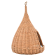 Ein tropfenförmiges Korb-Haustierbett mit hängendem Design, das ein gemütliches Inneres und eine natürliche beige Farbe bietet.