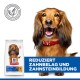 Hundefutterbeutel mit langhaarigem Hund mit rotem Halsband, deutschem Text „Reduziert Zahnbelag und Zahnsteinbildung“ und Siegel für natürliche Zutaten.