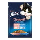 Felix Doppelt Lecker Katzenfutterbeutel mit einer verspielten schwarz-weißen Katze, die durch zerknittertes Papier schaut, mit "Lachs und Sardine in Gelee."
