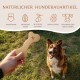 Natürliches Hundekauspielzeug, das in einer Hand gehalten wird, mit wichtigen Merkmalen: kalorienarm, natürliche Patina, in Olivenöl eingeweicht, hypoallergen, 100% EU-Bauern-Rindsleder.