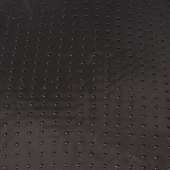 Nahaufnahme eines strukturierten schwarzen Haustierbettes mit kleinen Perforationen für Atmungsaktivität.