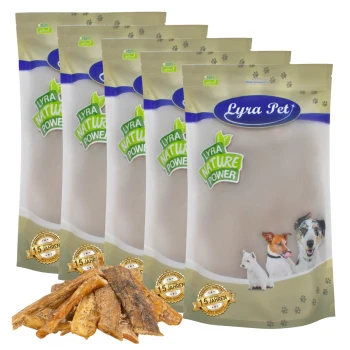 Fünf Tüten Lyra Pet Nature Power Hundeleckerlis mit grünem Logo und Premium-Qualitätssiegel, plus ein Haufen Leckerlis davor.