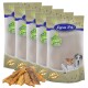 Fünf Tüten Lyra Pet Nature Power Hundeleckerlis mit grünem Logo und Premium-Qualitätssiegel, plus ein Haufen Leckerlis davor.