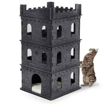 Filz Katzenburg Felty Fort Ein grauer Filz-Katzenbaum, der wie ein Schloss aussieht, mit mehreren Ebenen und Öffnungen, mit einer neugierigen getigerten Katze, die ihn erkundet.