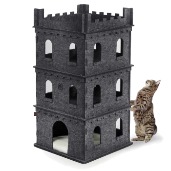 Ein grauer Filz-Katzenbaum, der wie ein Schloss aussieht, mit mehreren Ebenen und Öffnungen, mit einer neugierigen getigerten Katze, die ihn erkundet.
