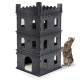 Ein grauer Filz-Katzenbaum, der wie ein Schloss aussieht, mit mehreren Ebenen und Öffnungen, mit einer neugierigen getigerten Katze, die ihn erkundet.