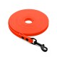 Helle orangefarbene Haustierleine, die in einer kreisförmigen Form gewickelt ist, mit einem schwarzen Clip und zwei schwarzen Knöpfen am Griff.