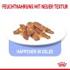Feuchtfutter mit neuer Textur, präsentiert auf einem weißen Teller, zeigt längliche Stücke in Gelee mit kleinen Fruchtstücken.