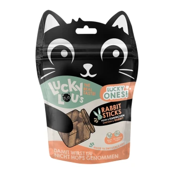 Eine Tüte von Lucky Lou's Rabbit Sticks für Haustiere, mit einem verspielten Katzendesign. Der Text enthält "THE REAL TASTE!" und "MADE IN SWITZERLAND!"