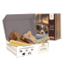 Eine Box mit Hundekauspielzeugen der Marke Wildfang, mit verschiedenen Formen aus Naturholz und Knochen, im Hintergrund ein Hundebild.