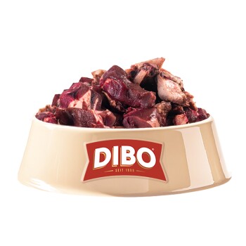 Schüssel gefüllt mit Stücken rohen Fleisches, beschriftet mit "DIBO" und dem Slogan "Für die Besten das Beste" auf einer cremefarbenen Schüssel.