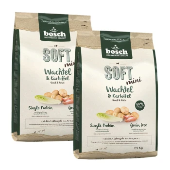 Zwei 2,5 kg Beutel Bosch Soft Mini Hundefutter, beschriftet mit "Wachtel & Kartoffel", gekennzeichnet mit "Single Protein" und "Getreidefrei."