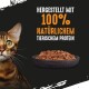Eine Nahaufnahme des Gesichts einer Bengal-Katze neben einer Schüssel mit Katzenfutter, mit dem Text: "Hergestellt mit 100% natürlichem tierischem Protein."