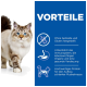 Eine flauschige blauäugige Katze steht neben einem blauen Panel, das Vorteile auflistet: 'Getreidefrei', 'Unterstützt Immunität und Verdauung', 'Hochwertiges Protein.'