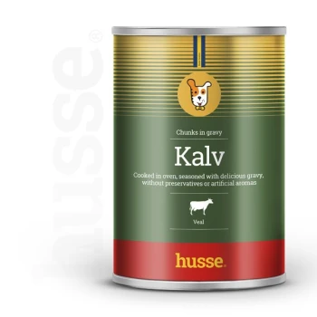 Eine Dose Hundefutter mit der Aufschrift "Kalv", die Stücke in Soße enthält, mit dem Hinweis, dass es im Ofen gekocht, gewürzt und frei von Konservierungsstoffen ist.