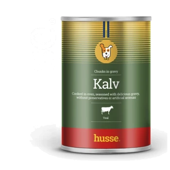 Eine Dose Hundefutter mit der Aufschrift "Kalv", die Stücke in Soße enthält, mit dem Hinweis, dass es im Ofen gekocht, gewürzt und frei von Konservierungsstoffen ist.