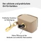 Beige Halter für Haustierabfallbeutel mit einem goldenen Clip, der eine kleine Öffnung für einfachen Zugang zu den Beuteln bietet. Der Text auf Deutsch hebt seine Praktikabilität hervor.