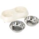Ein Set aus zwei Futternäpfen und einer Wasserstelle für Haustiere mit einem cremefarbenen Kunststoffhalter und zwei glänzenden Edelstahlnäpfen.