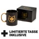 Schwarze Keramiktasse mit einem goldenen Ahornblatt und Katzenlogo, neben einer schwarzen Box mit der Aufschrift "CanadianCat" und dem Text "+ LIMITIERTE TASSE INKLUSIVE."