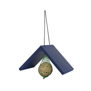 Blauer hölzerner Vogelfutterspender mit einem hängenden Netzbeutel voller Vogelfutter vor weißem Hintergrund.
