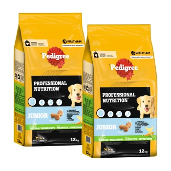Twee zakken Pedigree hondenvoer, gelabeld 'Professional Nutrition' en 'Junior', elk met een gewicht van 12 kg, met een golden retriever op de voorkant.