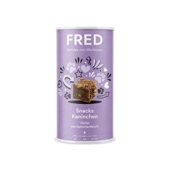 Dose mit FRED Kaninchen-Snacks für Haustiere, lila mit Herzen und Pfotenabdrücken, beschriftet mit "Snacks Kaninchen" und "Würfel aus Kaninchenfleisch."