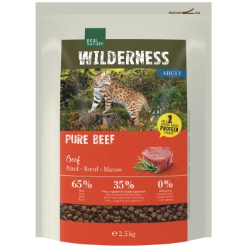 Real Nature WILDERNESS Pure Beef Adult Katzenfuttertüte mit geflecktem Katzenfoto, Rindfleischstückbild und Text '65% 35% 0%'