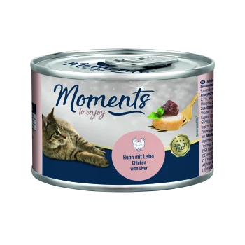 Dose mit Katzenfutter, die eine getigerte Katze zeigt, die neben einer Dose liegt, die mit 'Momente zum Genießen' beschriftet ist, wobei 'Huhn mit Leber' deutlich angezeigt wird.