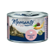 Boîte de nourriture pour chat présentant un chat tigré allongé à côté d'une boîte étiquetée 'Moments to enjoy' avec 'Huhn mit Leber' (Poulet avec Foie) affiché en évidence.