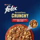 Nahaufnahme der Verpackung von Purina Felix Sensations Crunchy Katzenfutter, die Kroketten und Fleisch zeigt, mit dem Text "Geschmacksvielfalt vom Land."