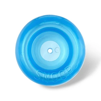 Blaues Hundespielzeug mit einem kreisförmigen Design und einem Loch in der Mitte, geprägt mit dem Wort "SNOOP."