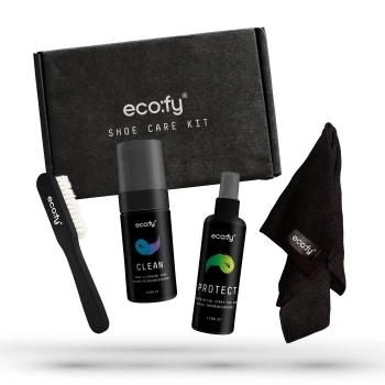 Ecofy Schuhpflege-Set mit einem Reinigungsfoam, das mit "CLEAN" beschriftet ist, einem wasserabweisenden Spray, das mit "PROTECT" beschriftet ist, einer Bürste und einem Tuch, alles in einer schwarzen Box.
