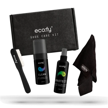 Ecofy Schuhpflege-Set mit einem Reinigungsfoam, das mit "CLEAN" beschriftet ist, einem wasserabweisenden Spray, das mit "PROTECT" beschriftet ist, einer Bürste und einem Tuch, alles in einer schwarzen Box.