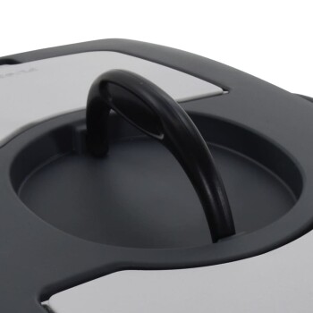 Nahaufnahme eines Behälters zur Aufbewahrung von Haustierfutter mit einem schwarzen Griff und einem grauen Deckel, entworfen für einfachen Zugang und Lagerung.