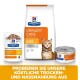 Hill's Prescription Diet Urinary Care Produkte mit einer Katze im Hintergrund. Text: "Probieren Sie unser köstliches Trocken- und Nassfutter."