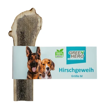 Ein natürlicher Hirschgeweih-Kauartikel für Hunde, beschriftet mit "GREEN HERO", mit einer blau-weißen Verpackung, die "Hirschgeweih Größe M" und ein 100% natürliches Logo zeigt.