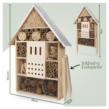 Holzinsektenhotel in Form eines Hauses, mit Fächern aus natürlichen Materialien und in cm gekennzeichneten Abmessungen. Der Text lautet "Inklusive Erdspeise."