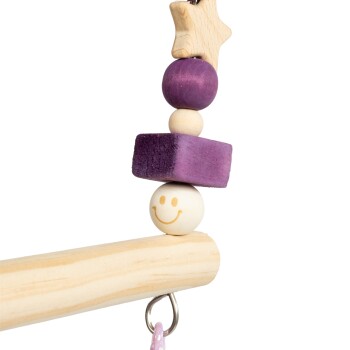 Buntes Holzspielzeug für Haustiere mit einer lächelnden Gesichtsperle, lila Formen und einem Stern, befestigt an einer natürlichen Holzstange.