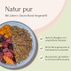 Ein Teller mit Tierfutter, das rohes Fleisch und texturiertes Futter enthält, beschriftet mit "Natur pur", das die Eignung für allergieanfällige Haustiere hervorhebt.