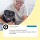 Eine lächelnde Frau hält einen glücklichen Mops. Darunter lobt eine Bewertung das ansprechende Aussehen des Nassfutters und den erstklassigen Inhalt.